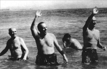 Fraga, bañándose en Palomares tras el accidente del B52. Ministro de Información, pretendía demostrar que no había habido fuga radioactiva de ninguna de las cuatro cabezas nucleares que el bombardero transportaba